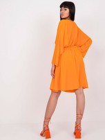 Jasnopomarańczowa sukienka one size z luźnymi rękawami 
                                 zdj. 
                                3