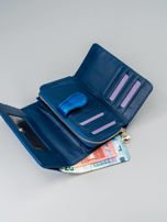 Niebieski lakierowany portfel w drobny wzór
                                 zdj. 
                                15