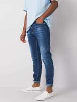 Niebieskie jeansy męskie regular fit z przetarciami Rylan
                                 zdj. 
                                5