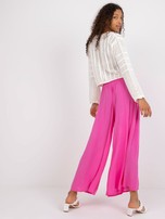 Różowe spodnie z materiału z szerokimi nogawkami Surie OCH BELLA 
                                 zdj. 
                                4