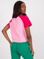 Różowo-fuksjowy krótki bawełniany t-shirt z napisem
                                 zdj. 
                                2