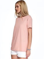 Różowy t-shirt z głębokim dekoltem z tyłu
                                 zdj. 
                                5