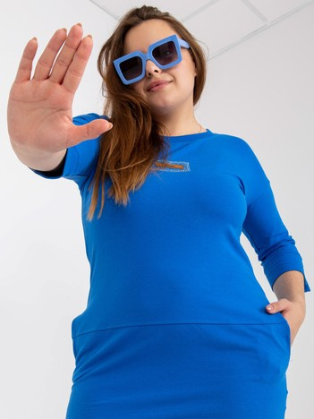 Temno modra obleka plus size iz bombaža.