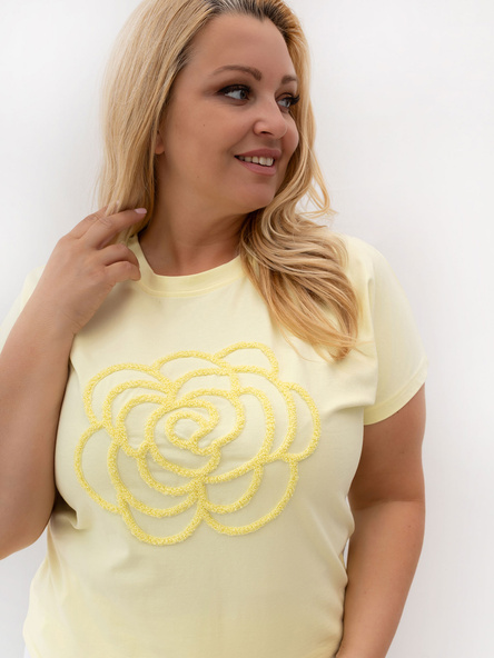 Jasnožuti t-shirt plus size s cvjetnim motivom.