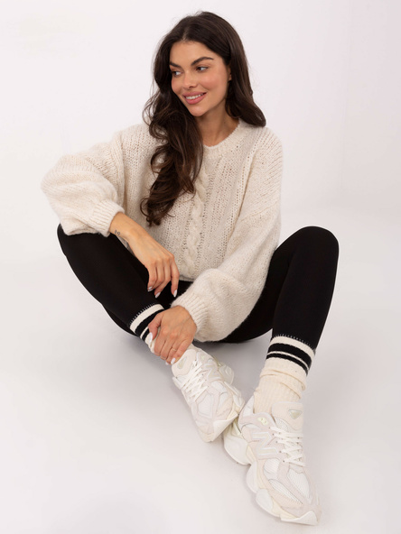Jasnobeżowy sweter oversize z domieszką wełny 
